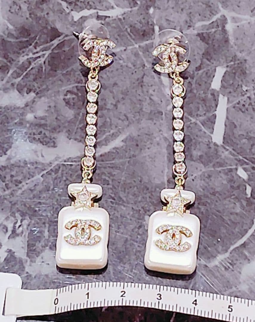 CHANEL☆ホワイト香水ボトルピアス☆ノベルティ☆