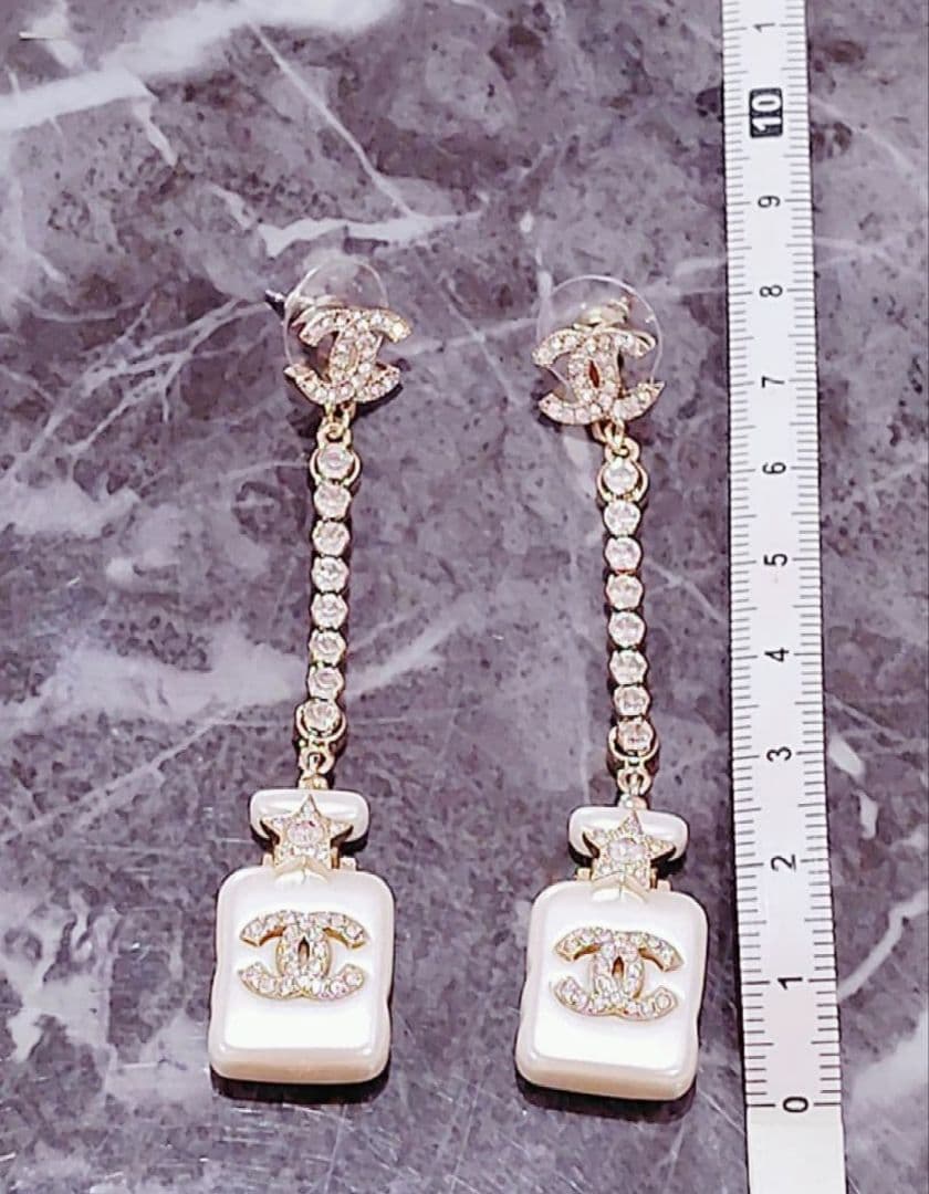 CHANEL☆ホワイト香水ボトルピアス☆ノベルティ☆