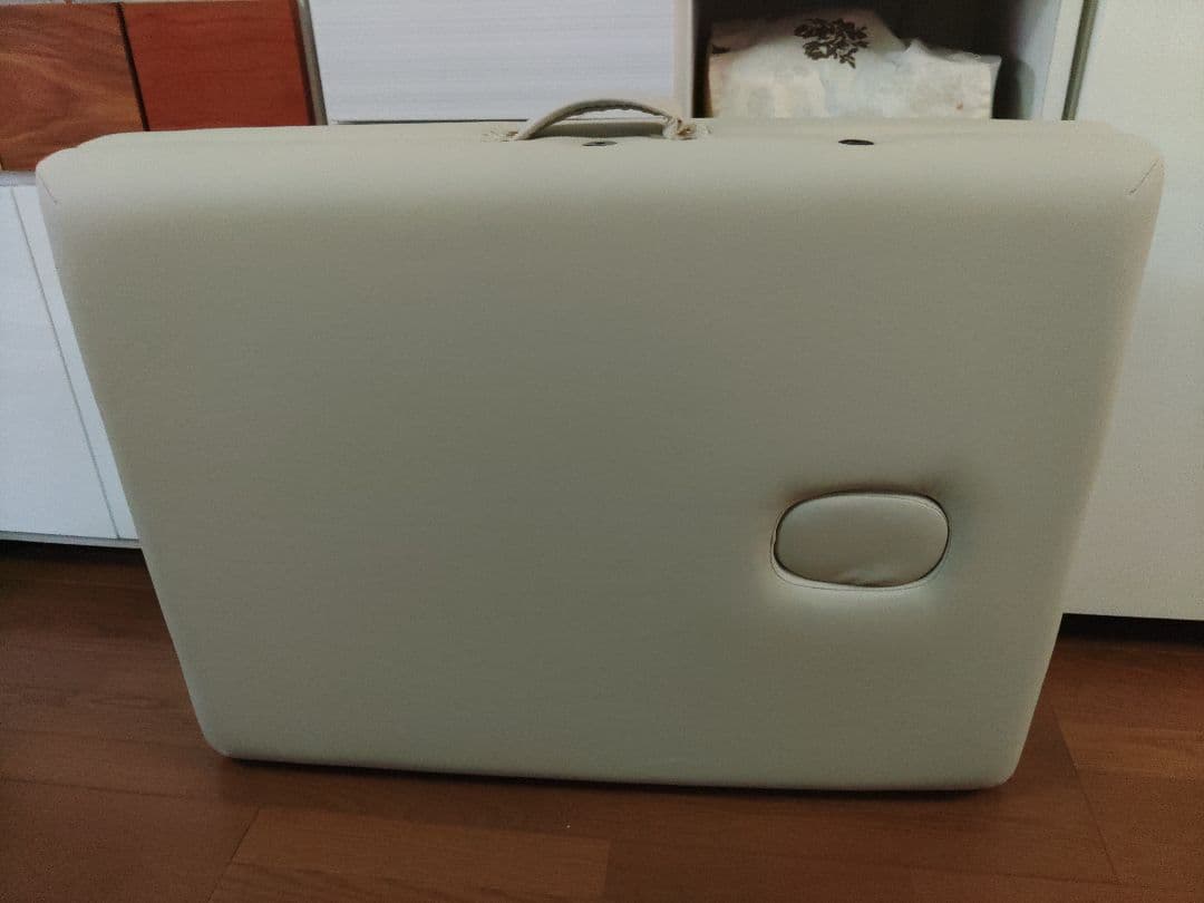 折りたたみ式マッサージベッド クリーム色