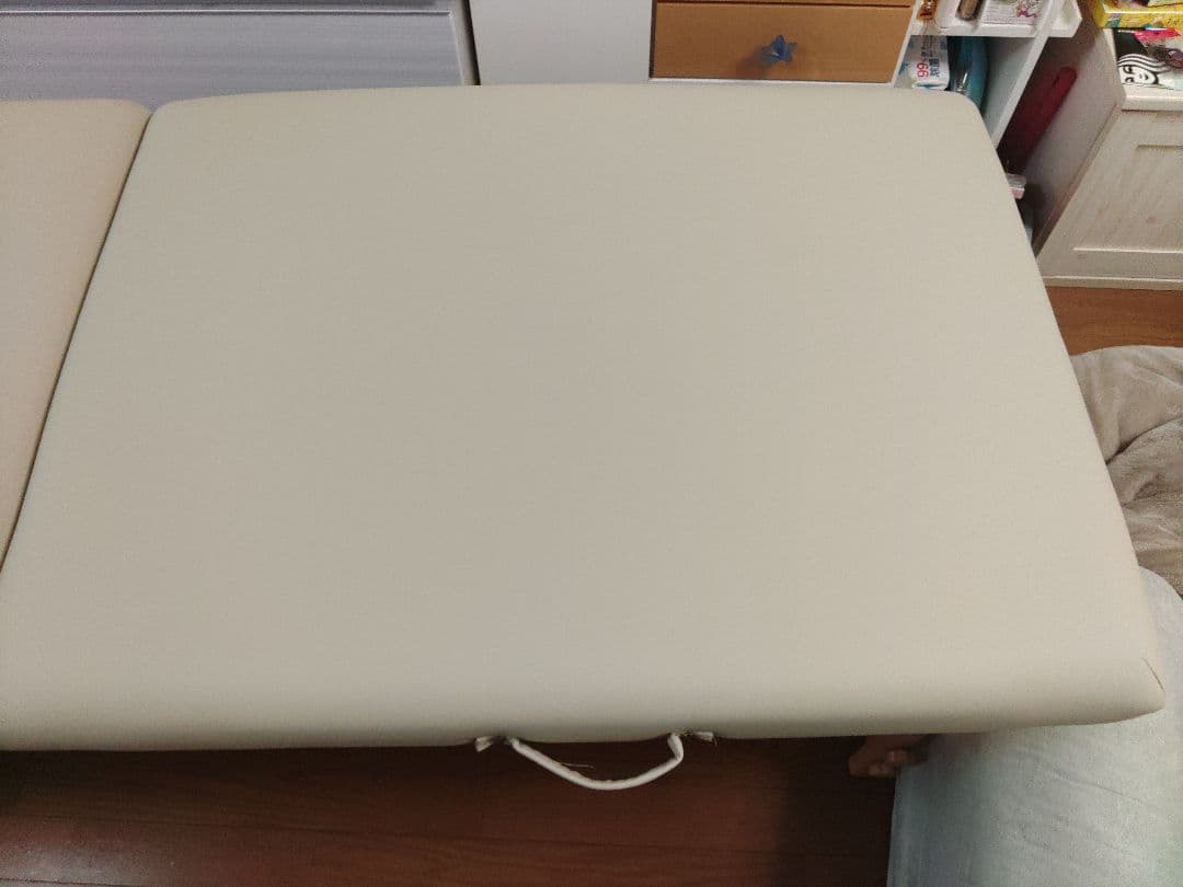 折りたたみ式マッサージベッド クリーム色