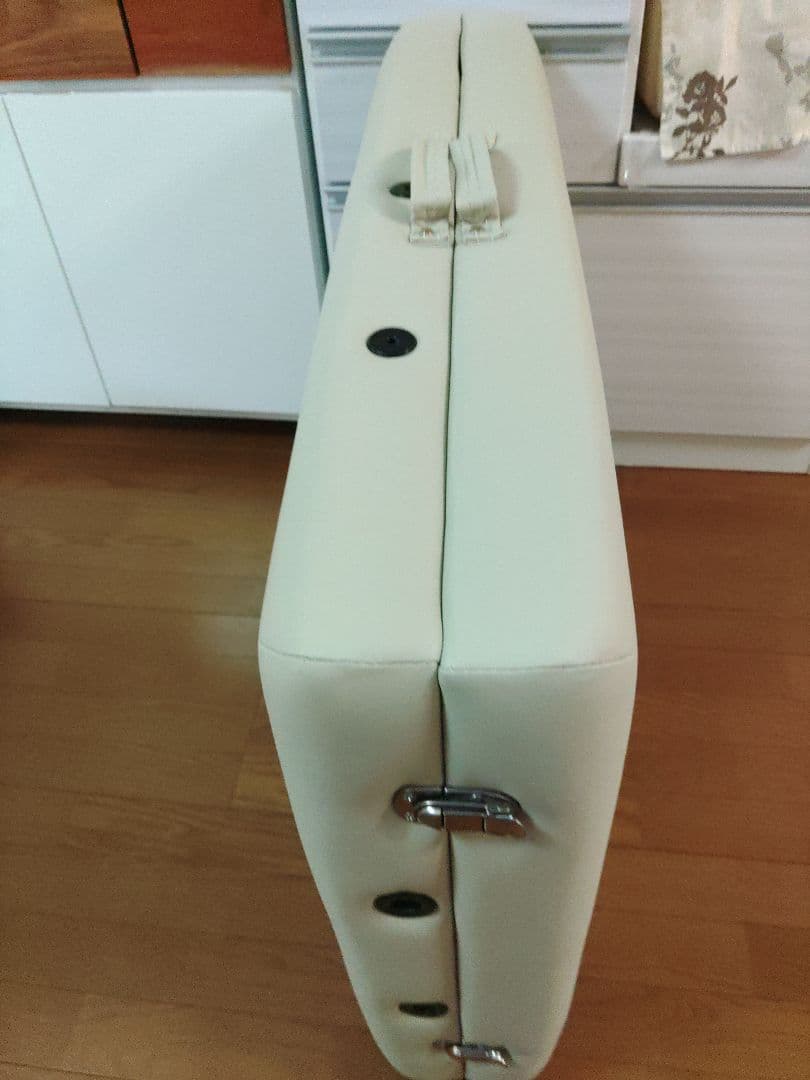 折りたたみ式マッサージベッド クリーム色