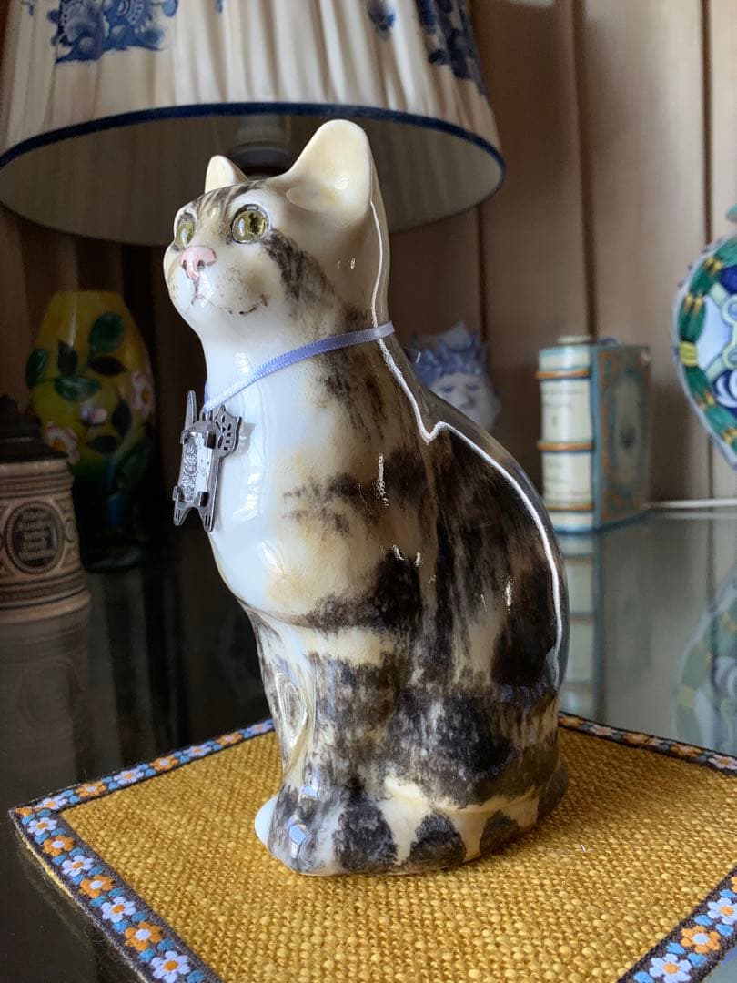 ケンジントンキャット　高さ21㎝の銀の猫ペンダント付けた可愛い￼猫ちゃん！