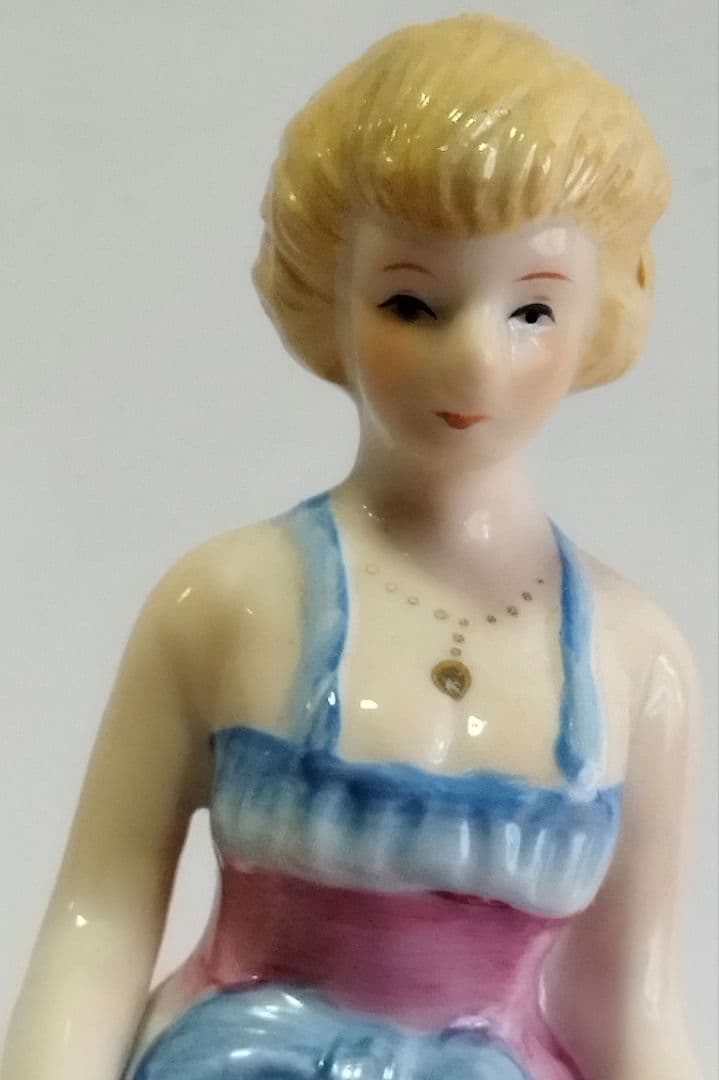 ポーセリンFine porcelain高級陶器人形ふんわりピンクのドレスが素敵