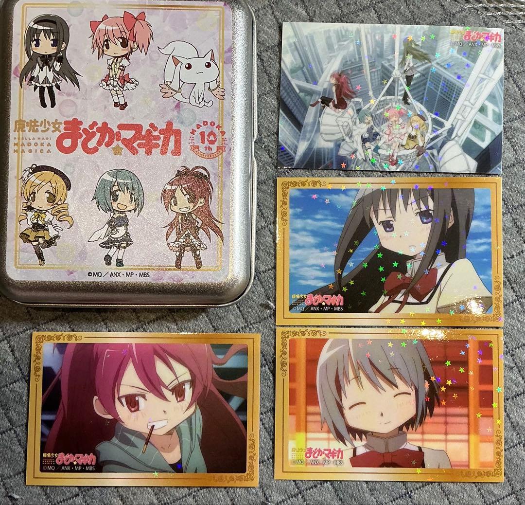 まどかマギカ10周年記念　ホログラムカード　缶ケース　フィギュア