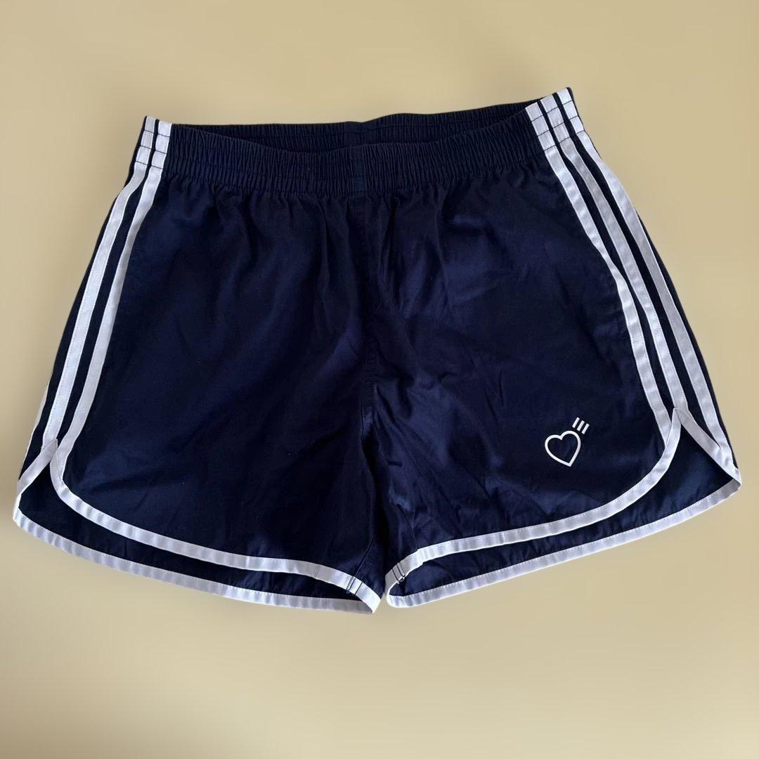 adidas ハートロゴ ショートパンツ