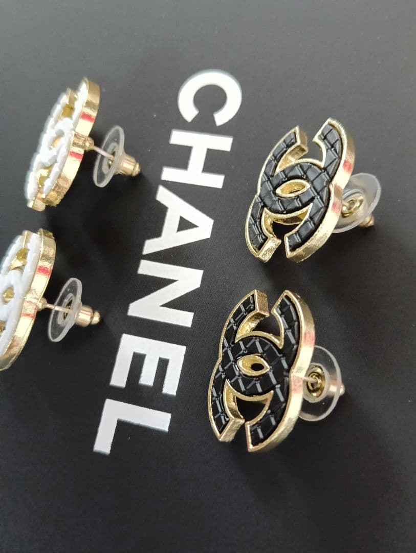 CHANEL CCロゴ エナメルピアス 2ペアセット