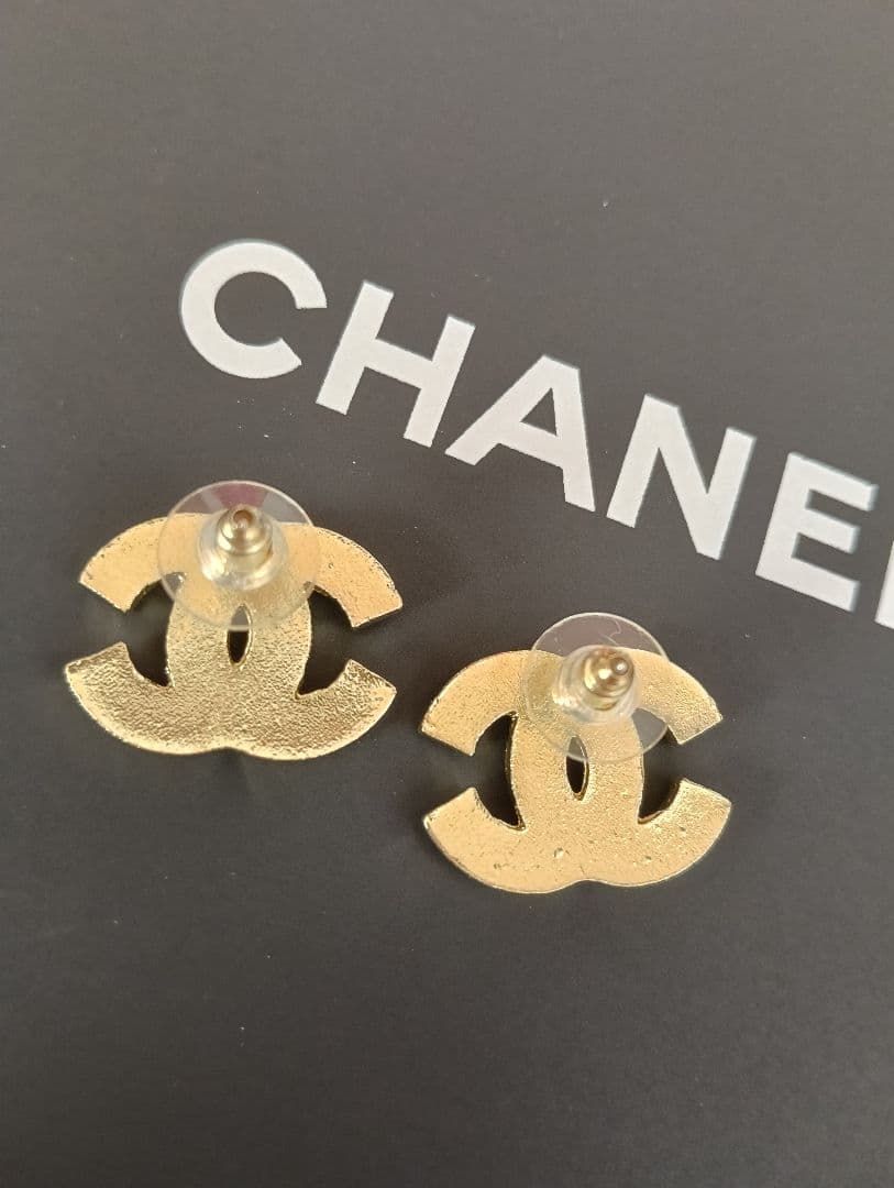 CHANEL CCロゴ エナメルピアス 2ペアセット
