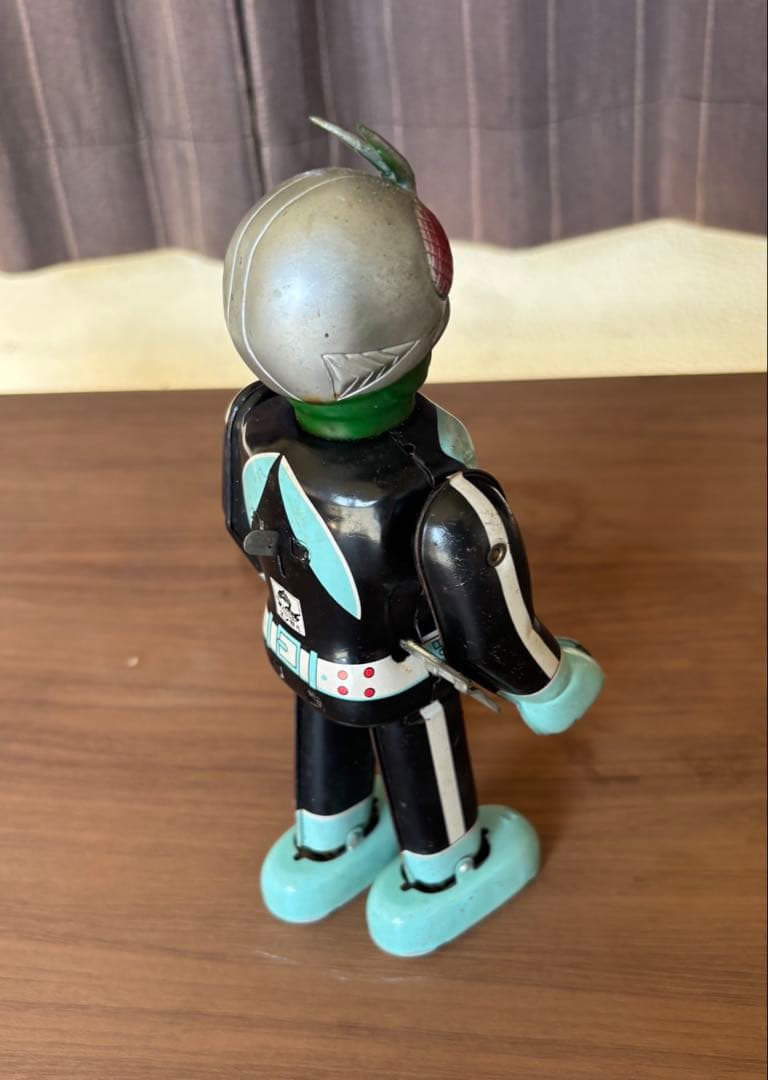 昭和時代に発売されたレトロな仮面ライダーのブリキのおもちゃです