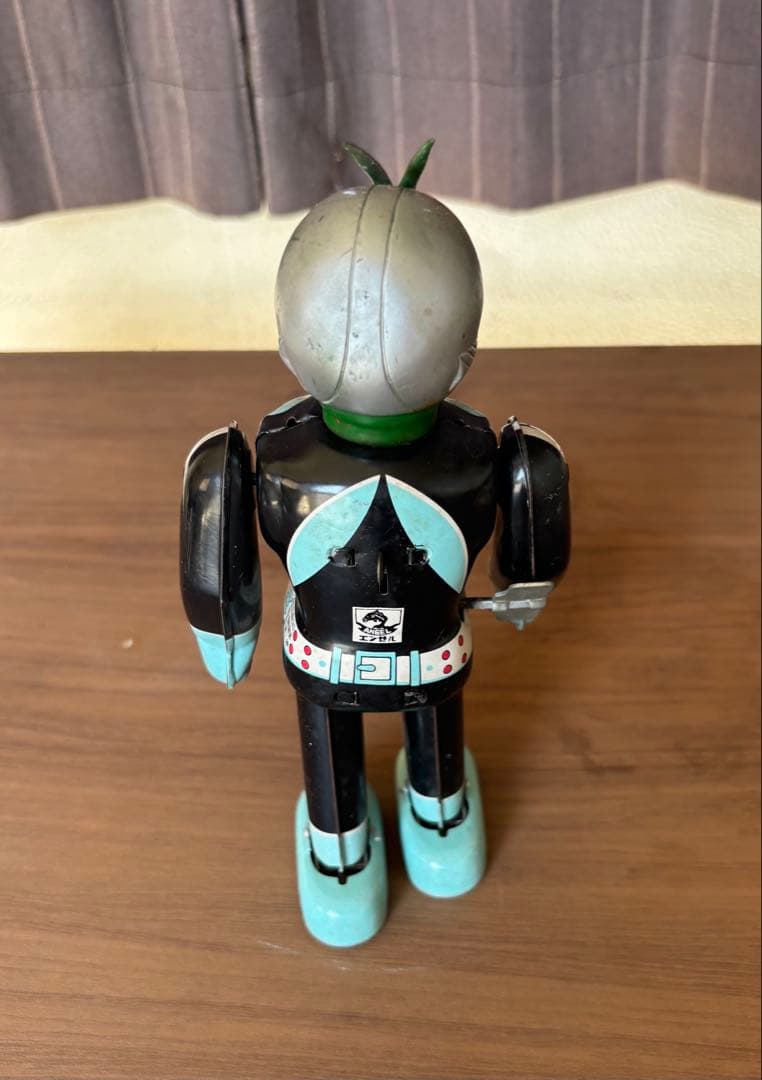 昭和時代に発売されたレトロな仮面ライダーのブリキのおもちゃです