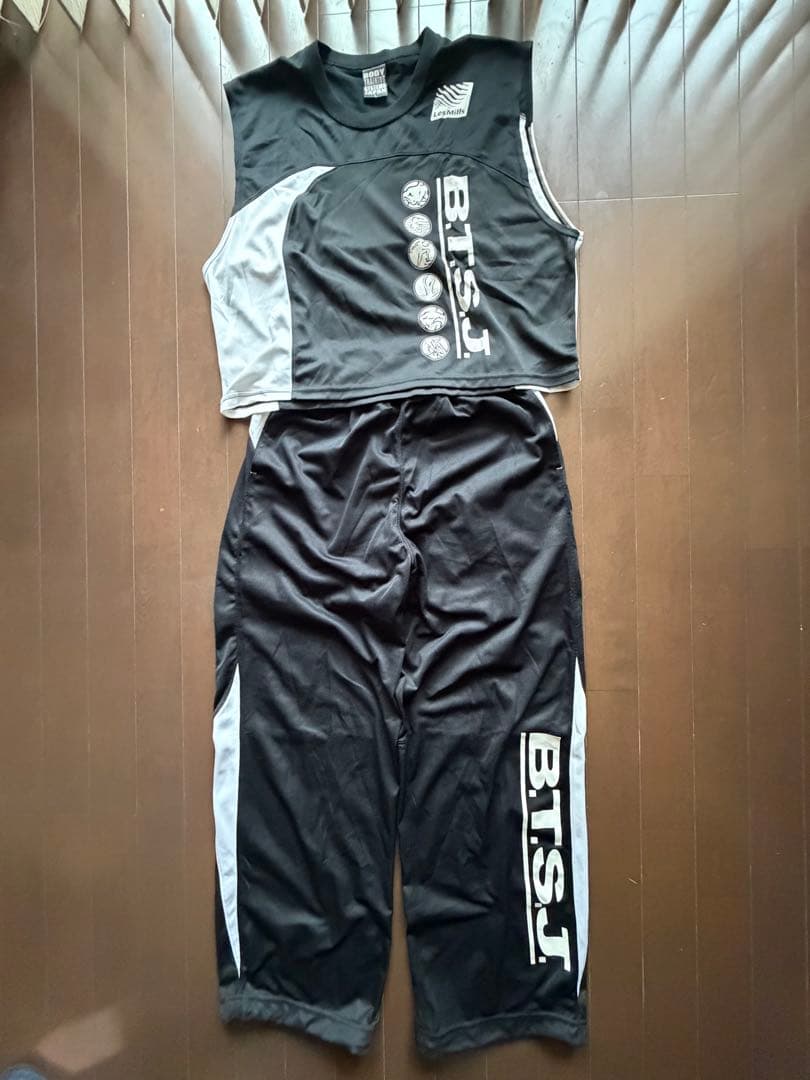 【美品】 BTSJ レスミルズ クロップトップ ロングパンツ（黒×白）セット