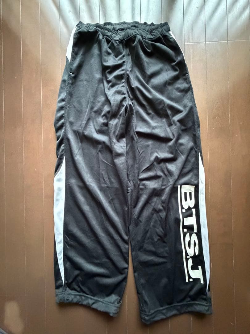 【美品】 BTSJ レスミルズ クロップトップ ロングパンツ（黒×白）セット