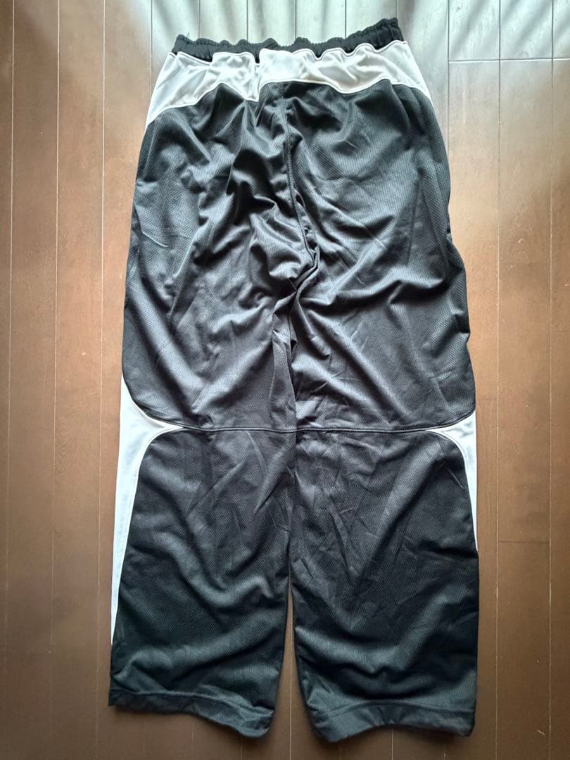 【美品】 BTSJ レスミルズ クロップトップ ロングパンツ（黒×白）セット