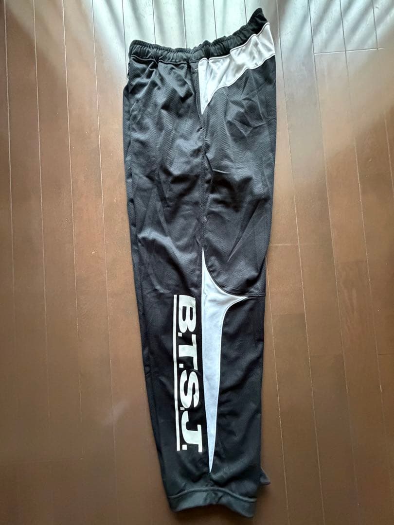 【美品】 BTSJ レスミルズ クロップトップ ロングパンツ（黒×白）セット