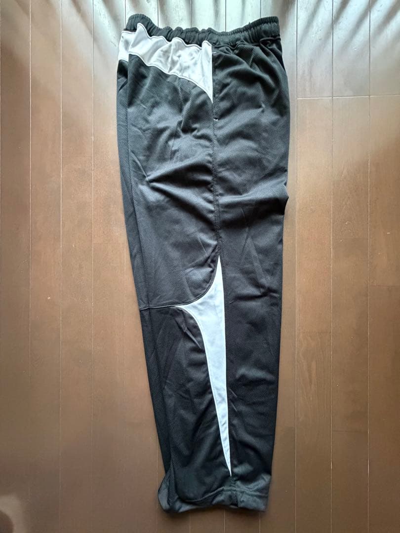 【美品】 BTSJ レスミルズ クロップトップ ロングパンツ（黒×白）セット