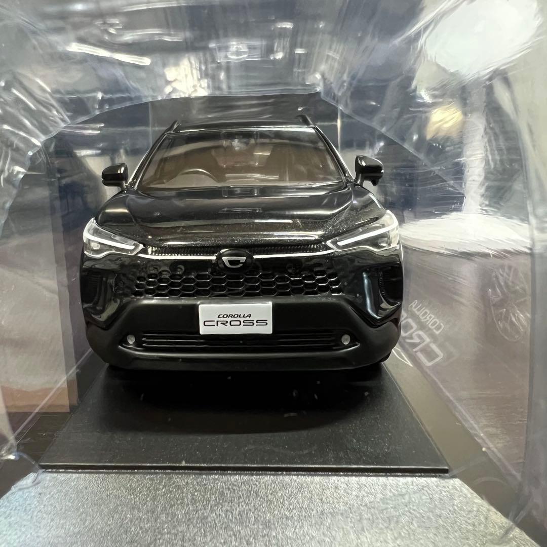 新型カローラクロス　ミニカー　ブラックマイカ