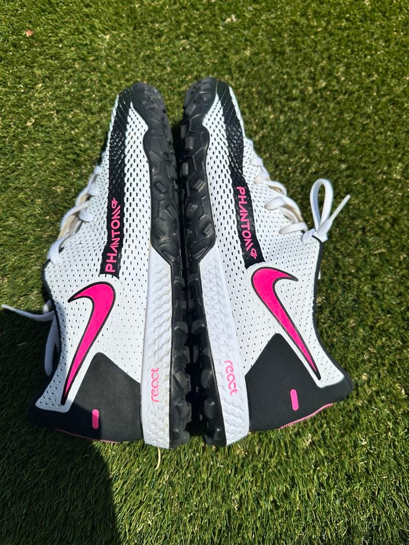 NIKEナイキ リアクト ファントムGT プロ TF(ホワイト×ピンク)