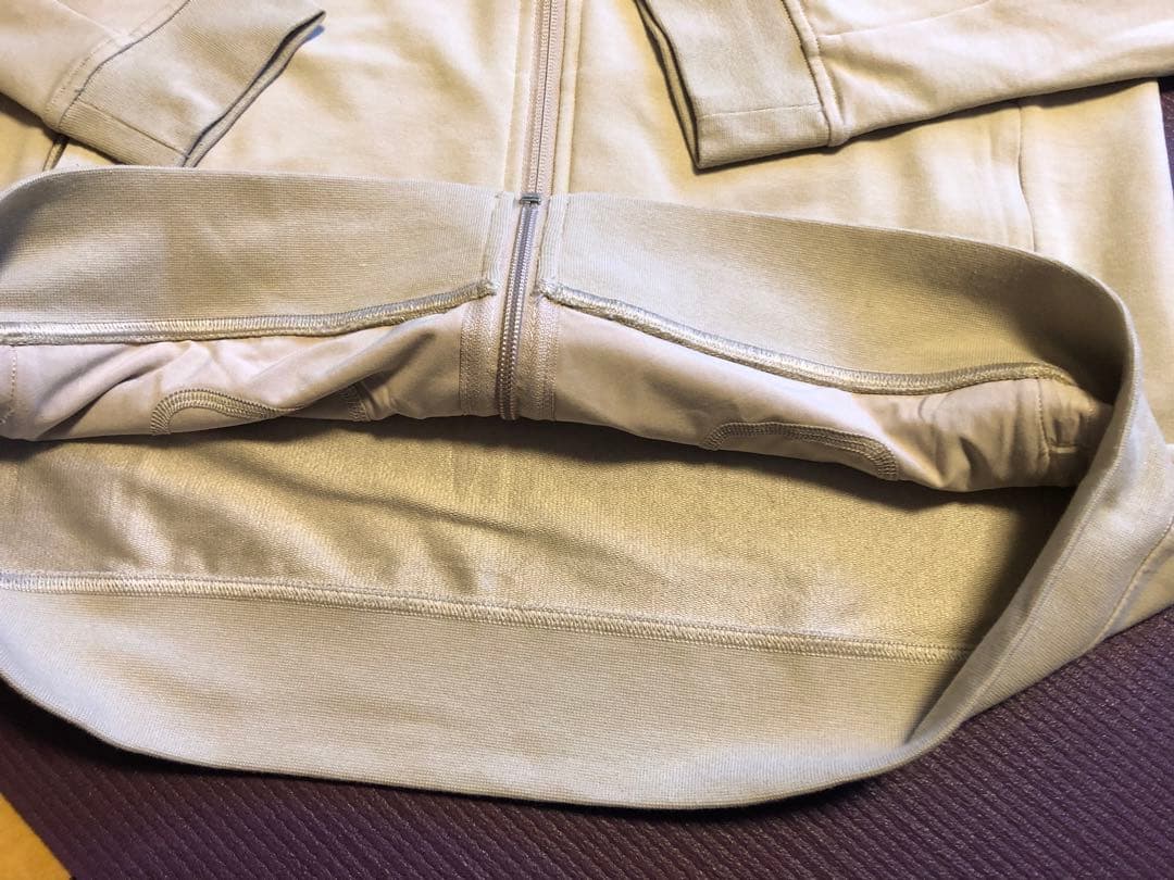 Lululemon フード付きベージュジャケット