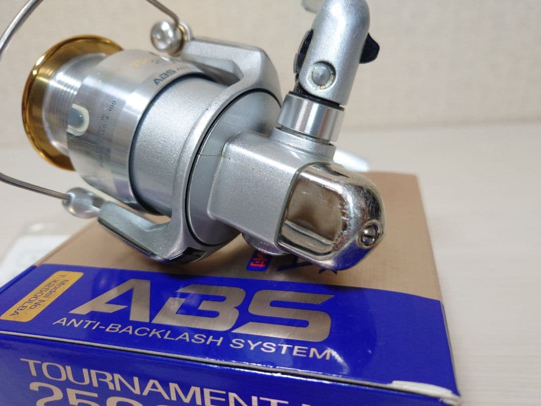 磯釣り　ダイワ　トーナメントX ２５００LBA