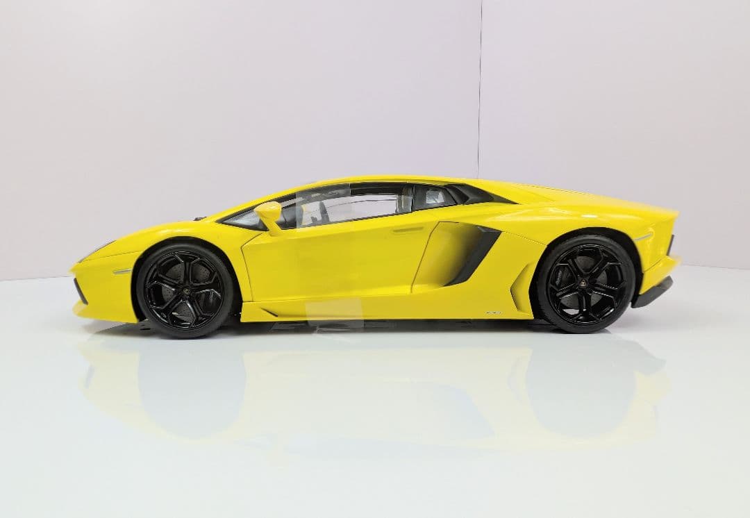 1/18 ミニカー ウイリー　ランボルギーニ　アヴェンタドール　 LP700-4