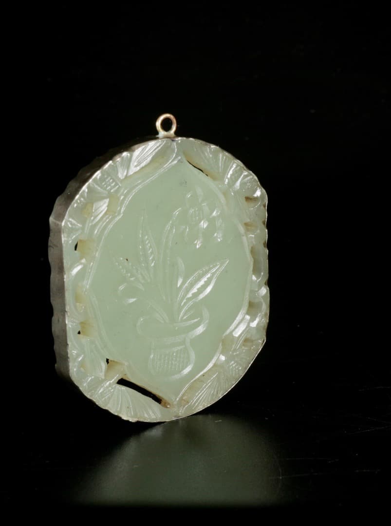 中古 和田玉 双面花卉文透彫包銀玉牌 花瓶意匠 彫刻佩飾 CL0129