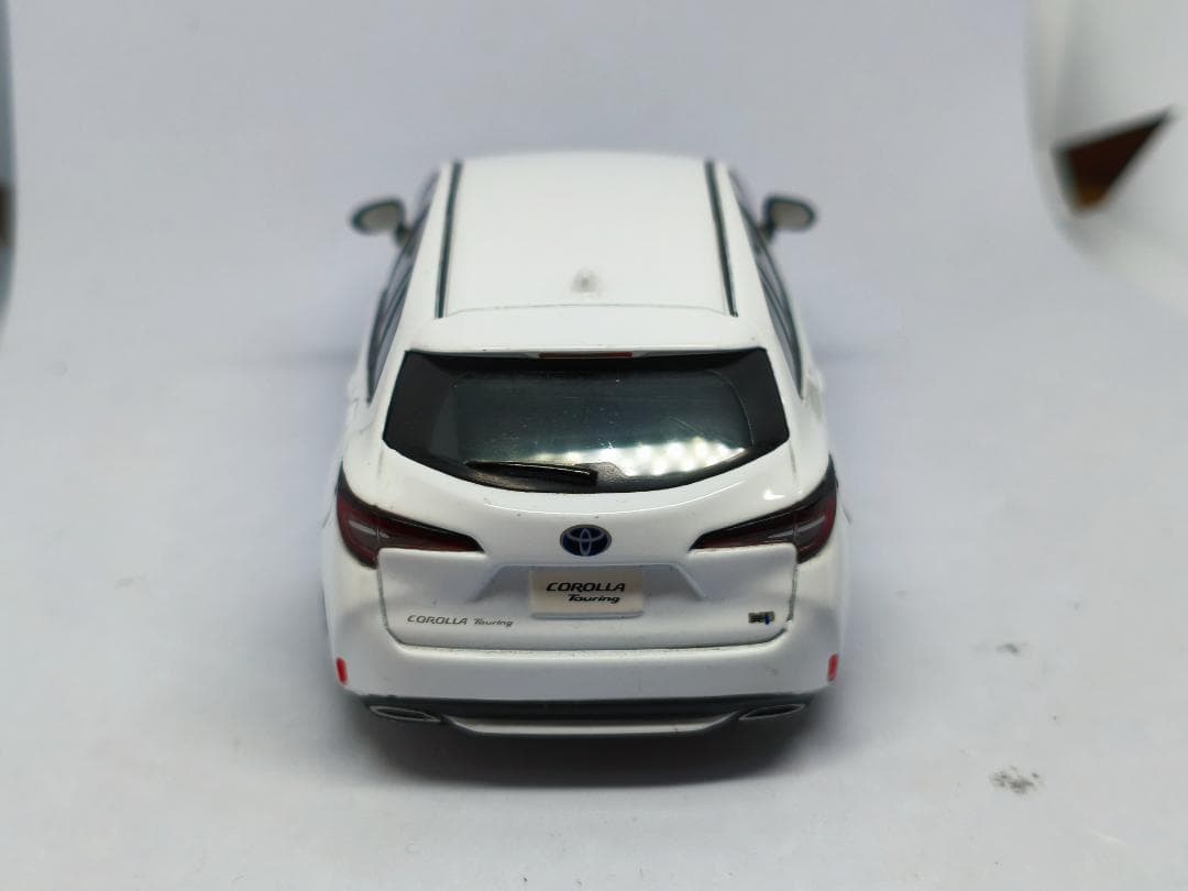 トヨタ　カローラツーリング　カラーサンプル　1/30　ミニカー　白　ホワイト