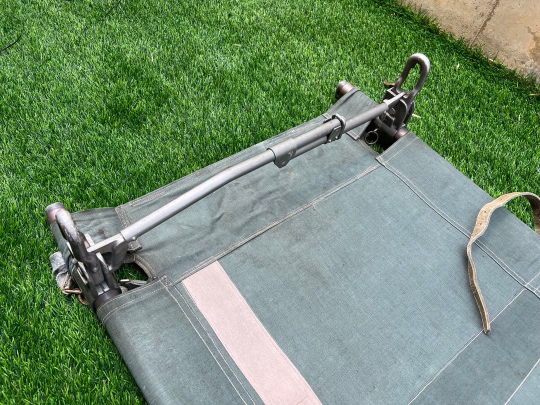 フランス軍？　担架　キャンプ用コット　サバゲー小道具などに　折り畳み簡易ベッド
