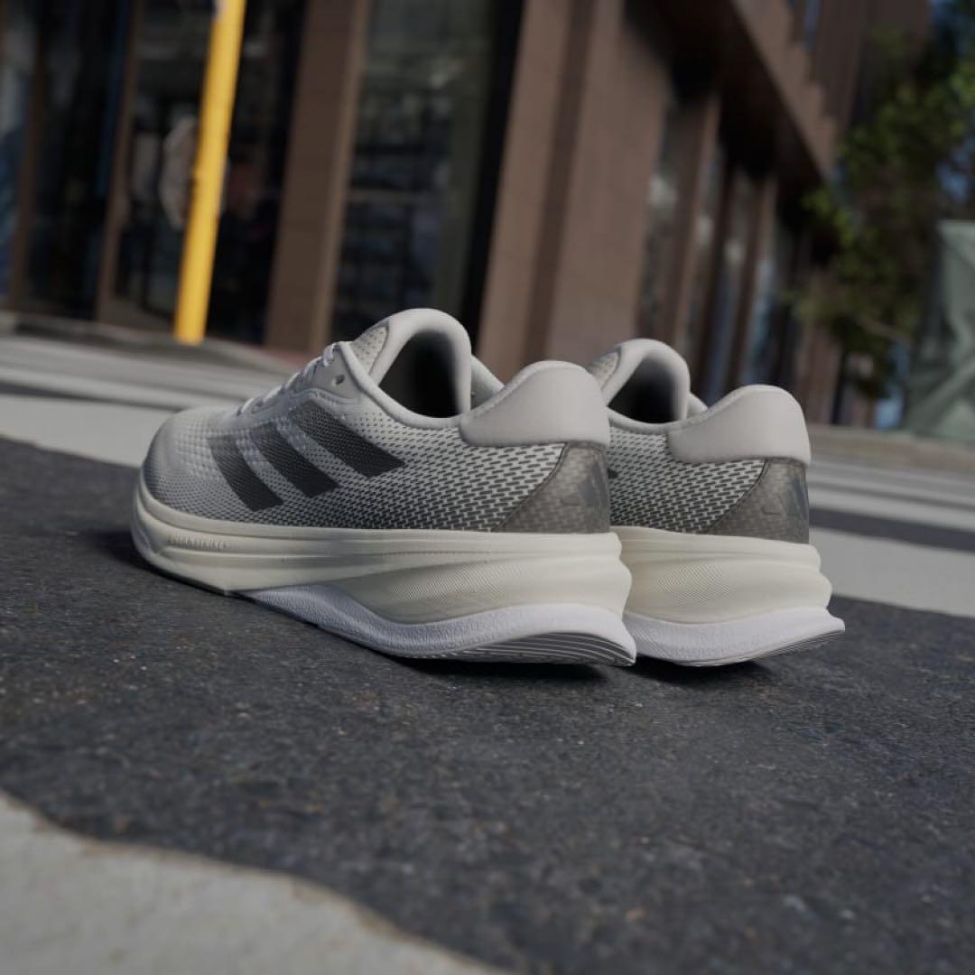 新品　adidas ランニングシューズ ホワイト/グレー28.0cm