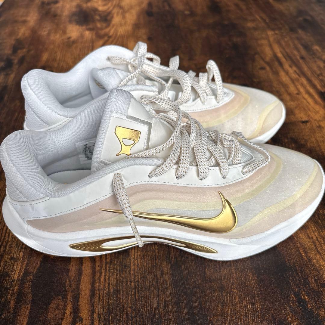 Nike バスケットボールシューズ ホワイト/ゴールド