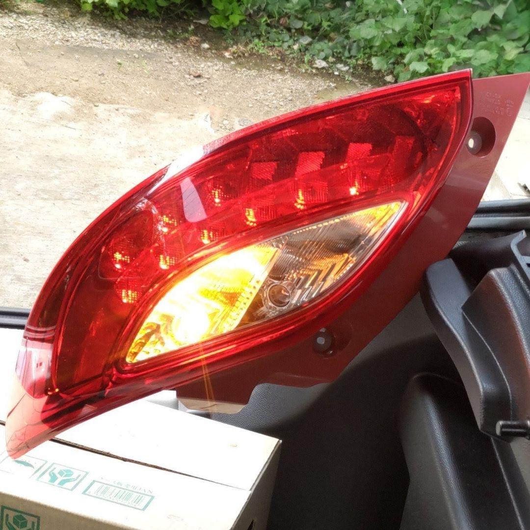 マツダ デミオDE型 LEDテールランプ 左右セット 中古品