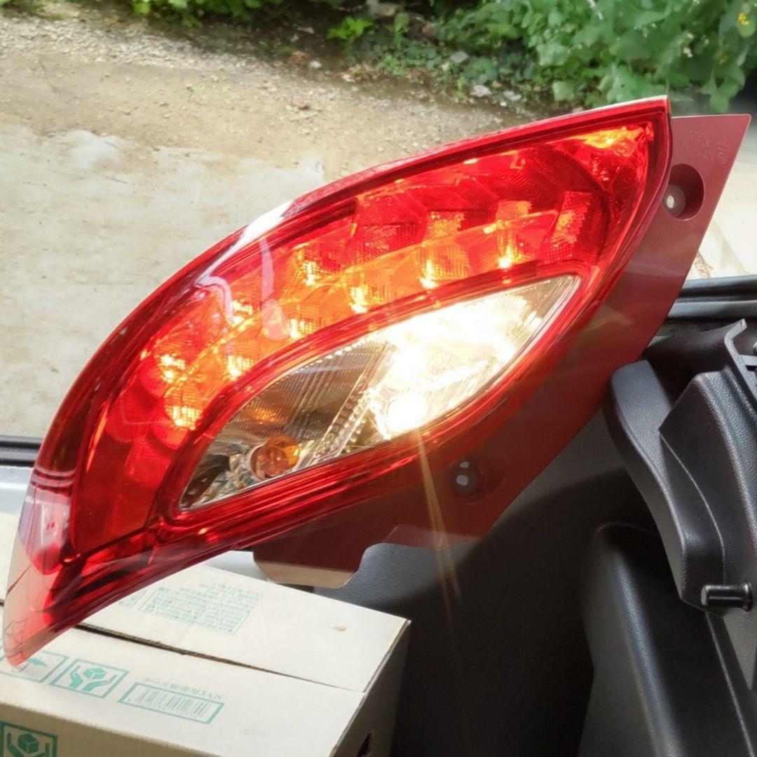 マツダ デミオDE型 LEDテールランプ 左右セット 中古品