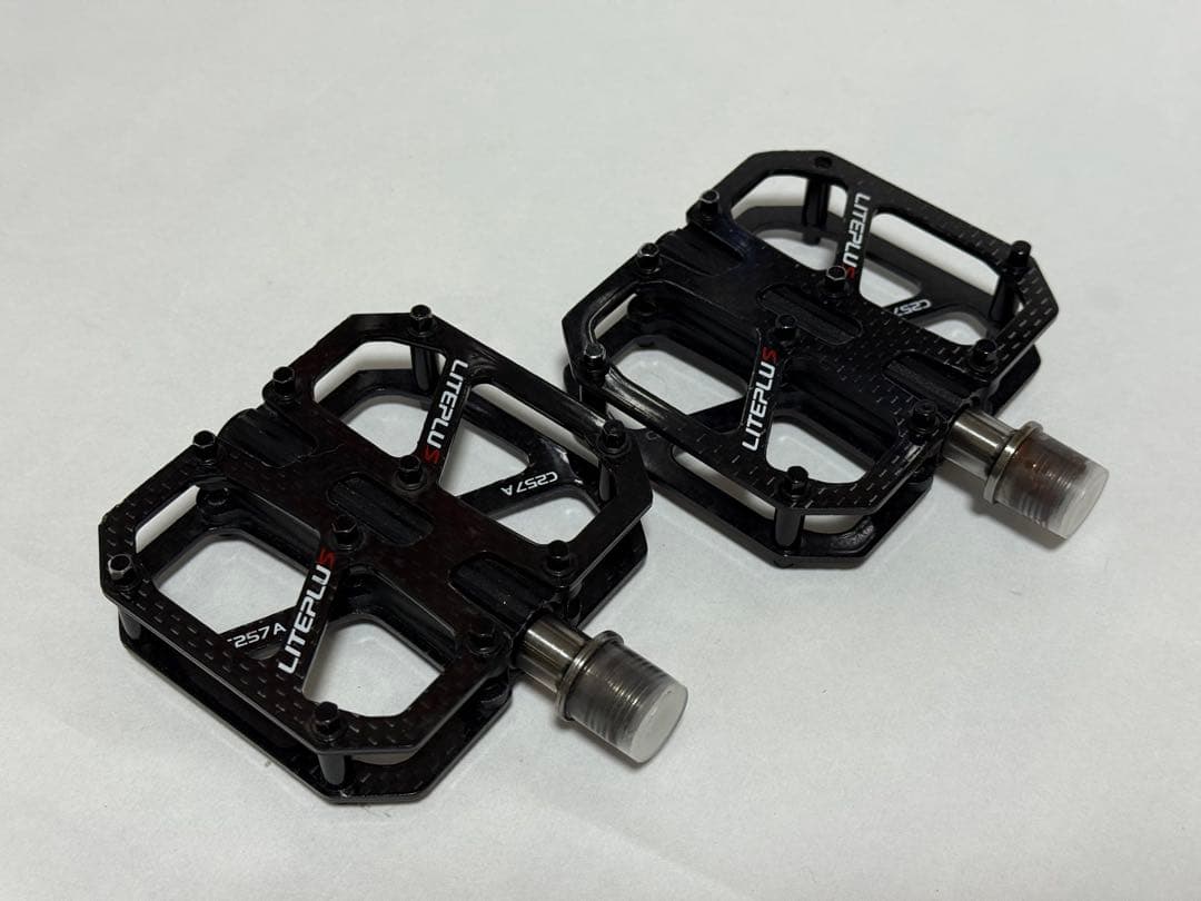 LITEPLUS カーボン　軽量フラットペダル