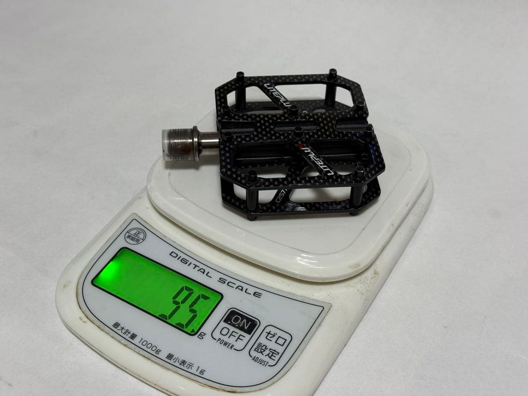 LITEPLUS カーボン　軽量フラットペダル