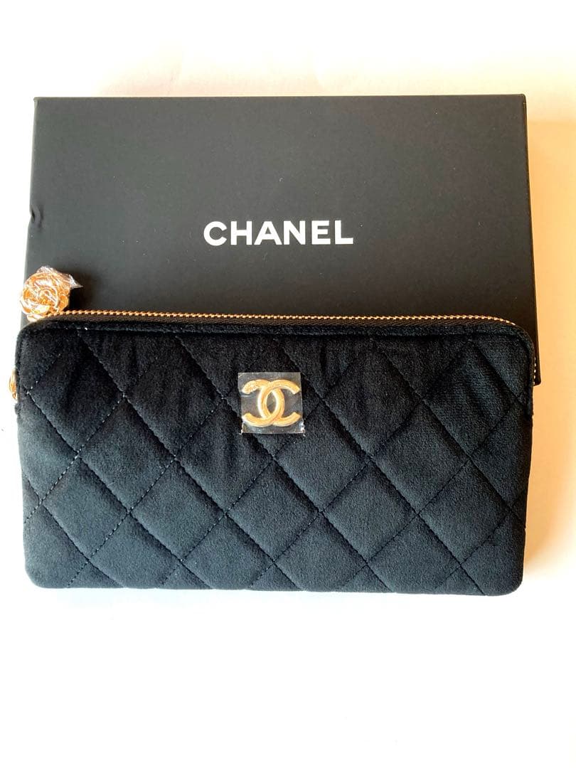 [CHANEL］ベルベット製ポーチ