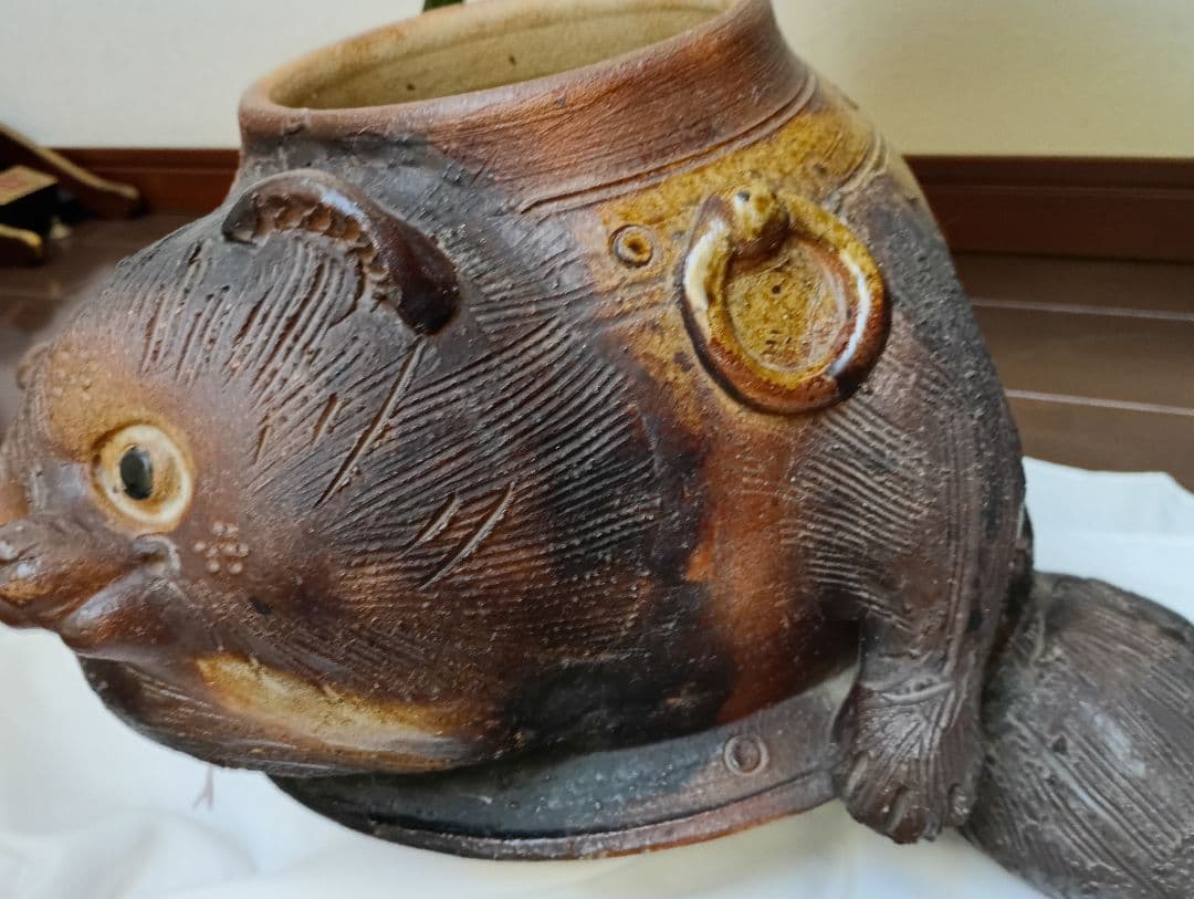 タヌキの陶器容器 蓋付き信楽焼縁起良い八寸狸茶釜