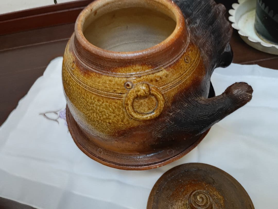 タヌキの陶器容器 蓋付き信楽焼縁起良い八寸狸茶釜