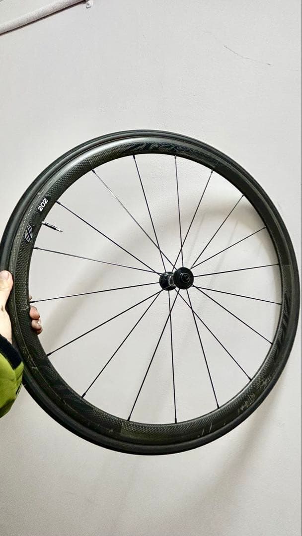 【ZIPP製カーボンホイール】タイヤ込重量840g鬼軽★定価前後で35万円程