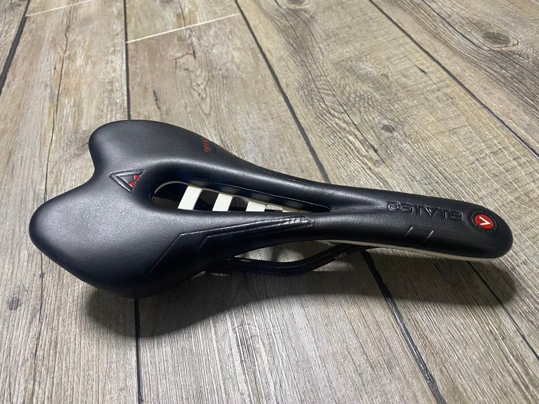 お買い得セール‼️アスチュート　サドル　カーボン