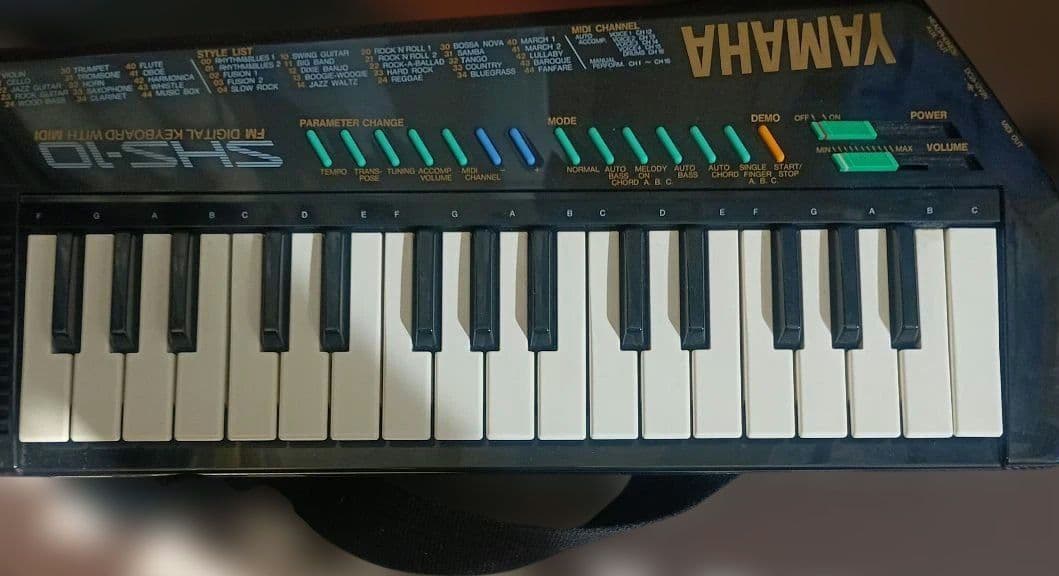 YAMAHA SHS-10B ショルキー、 専用ケース、ストラップ付き