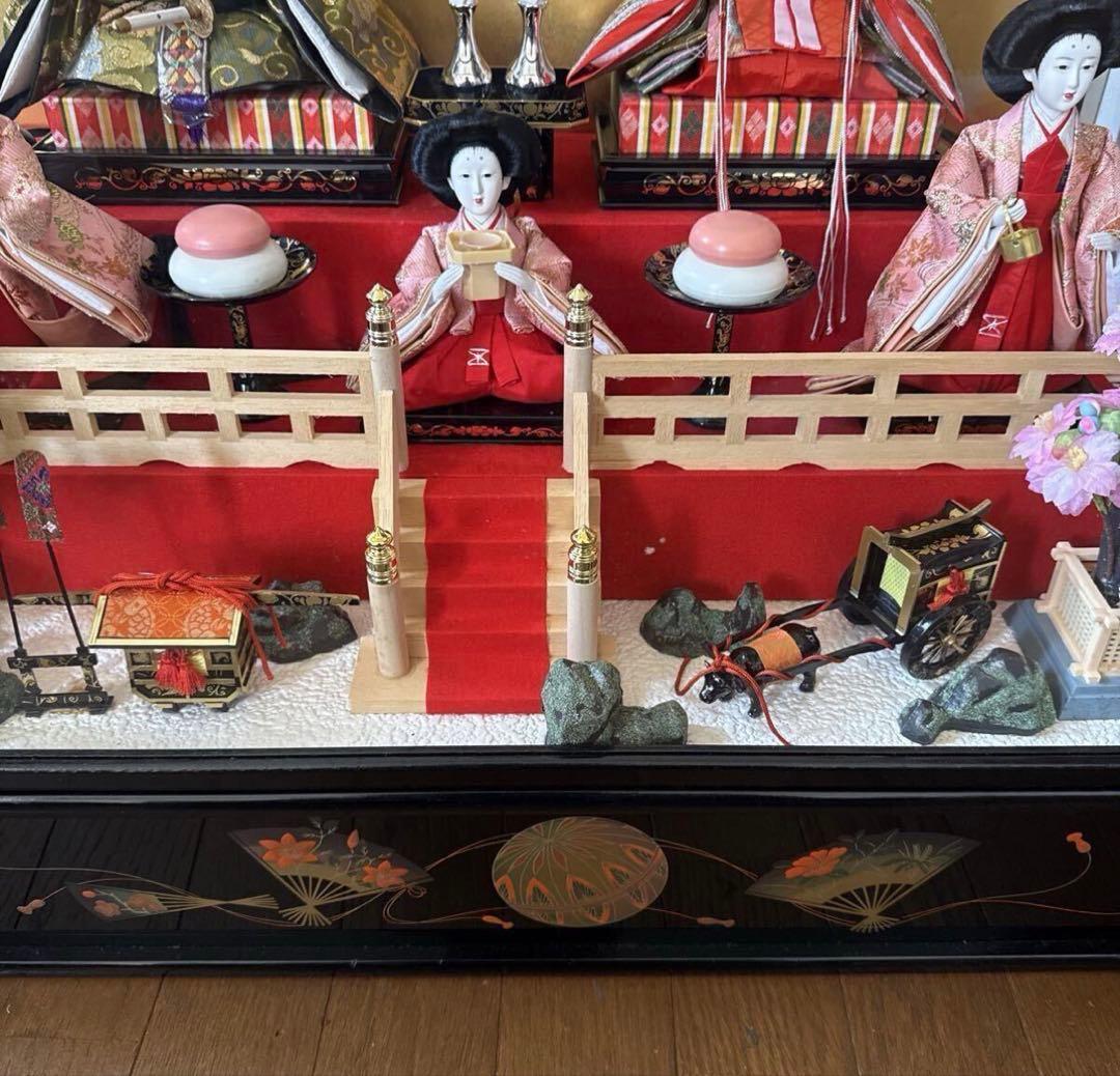 雛人形 ガラスケース入り 伝統的デザイン漆芸 本金蒔絵 三段飾り オルゴール