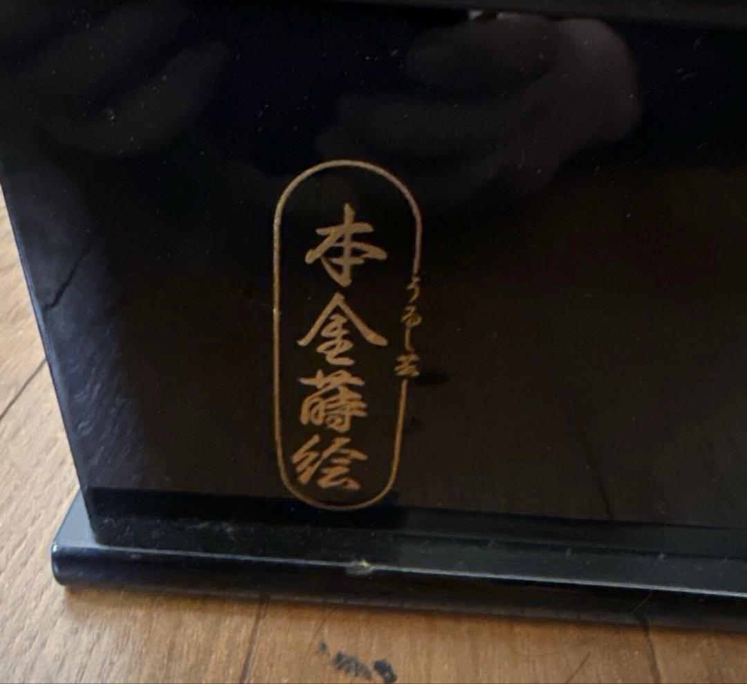 雛人形 ガラスケース入り 伝統的デザイン漆芸 本金蒔絵 三段飾り オルゴール