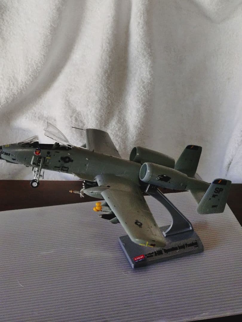 新春セール！美品完成品！空の重戦車 米空軍 A-10A サンダーボルト1/72