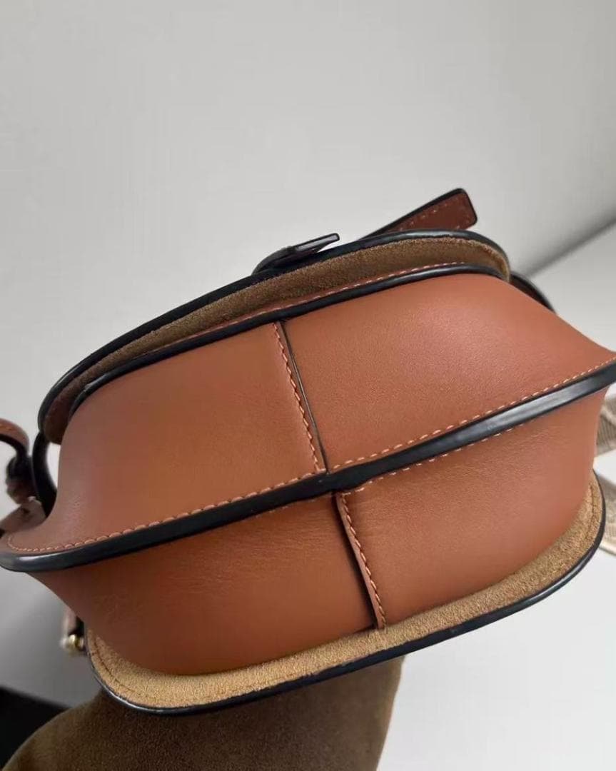 Loewe ブラウンレザー クロスボディバッグ！！！