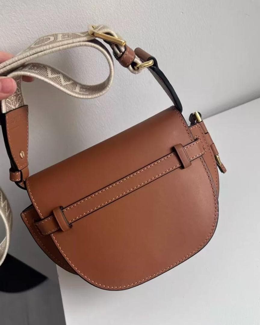 Loewe ブラウンレザー クロスボディバッグ！！！