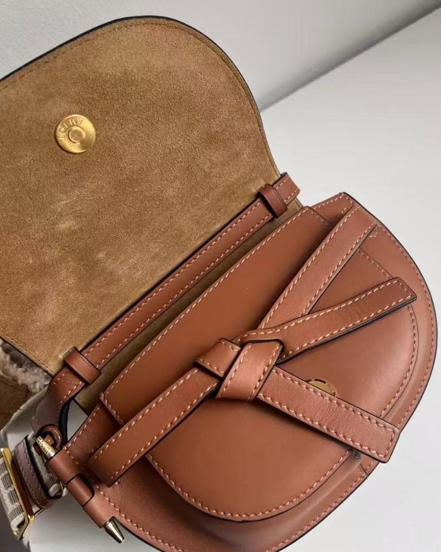 Loewe ブラウンレザー クロスボディバッグ！！！
