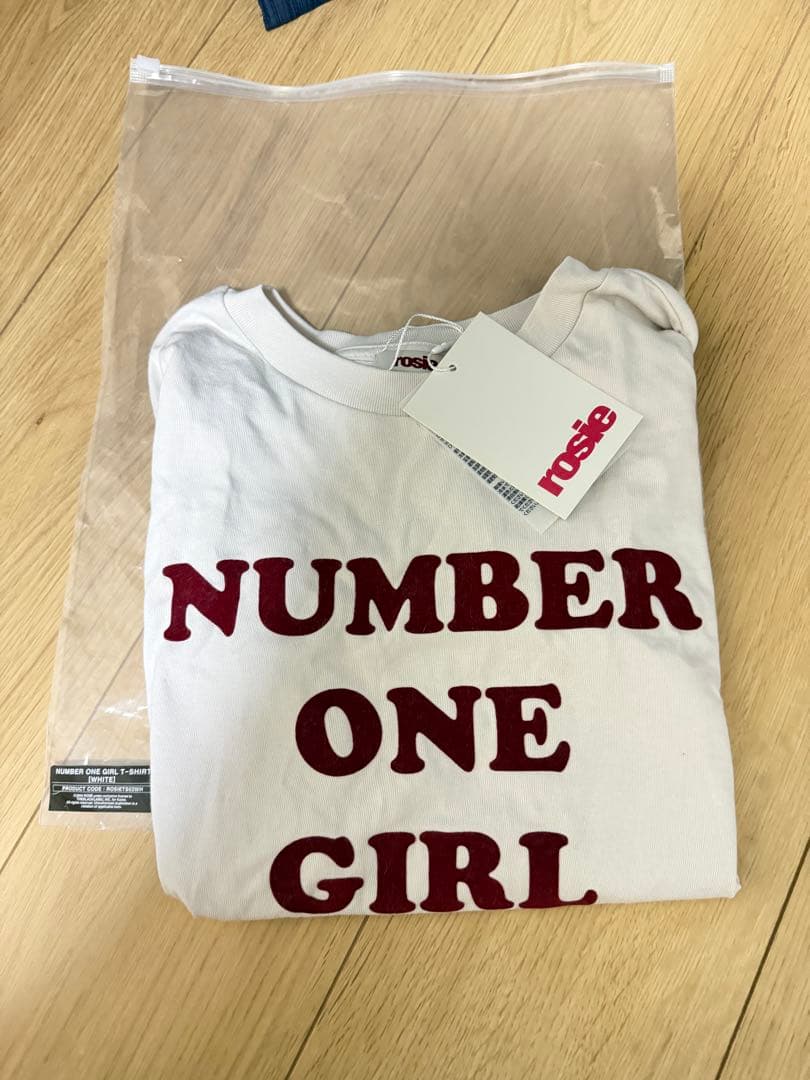 rosie NUMBER ONE GIRL Tシャツ