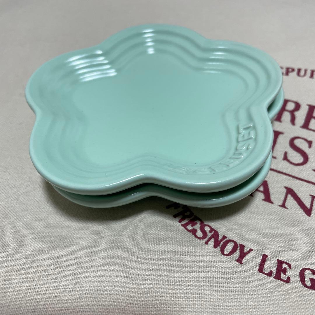 《新品》LE CREUSET グリーン 花型 小皿 2枚セット