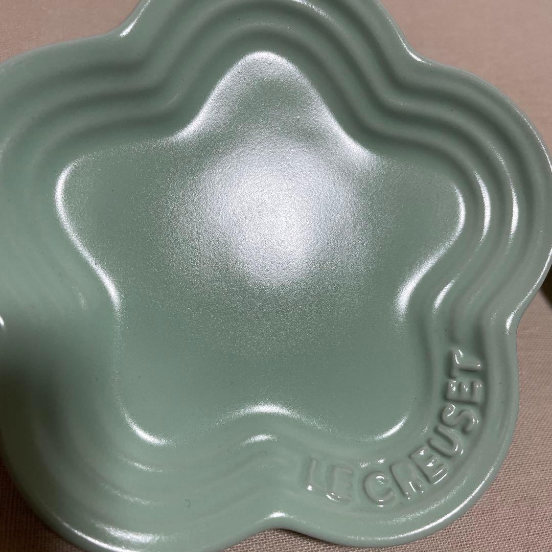 《新品》LE CREUSET グリーン 花型 小皿 2枚セット
