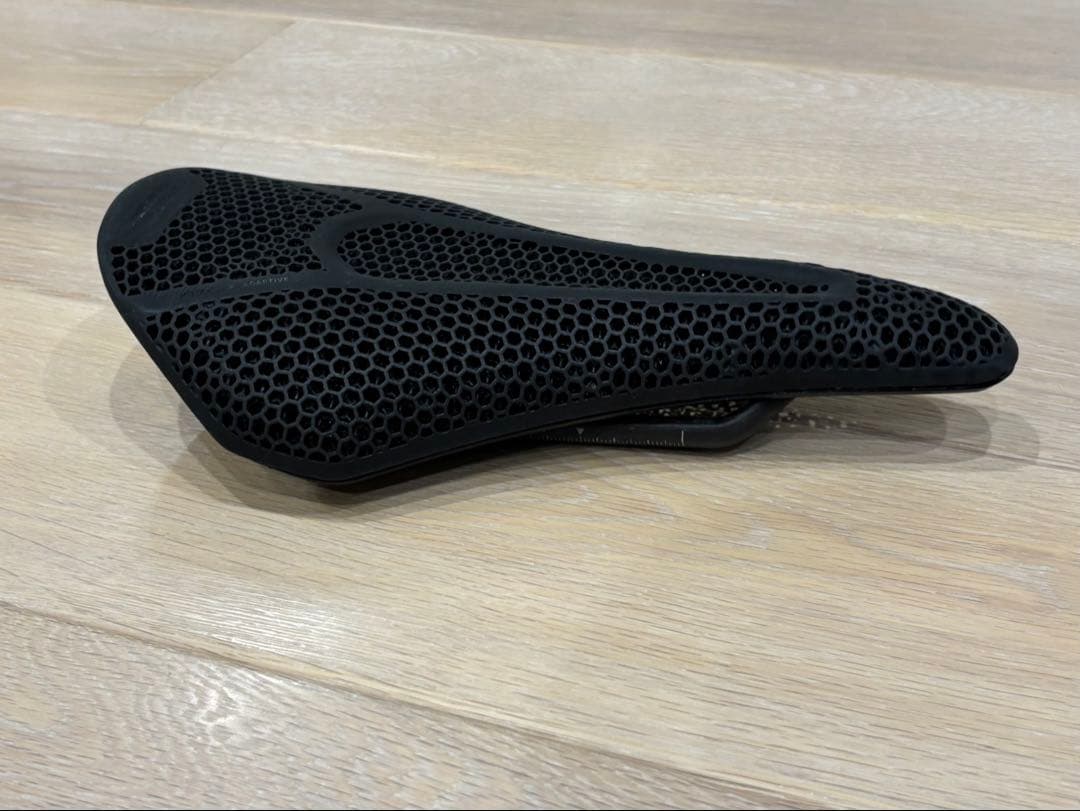 Fizik Argo Adaptive Vento R1 サドル 140mm