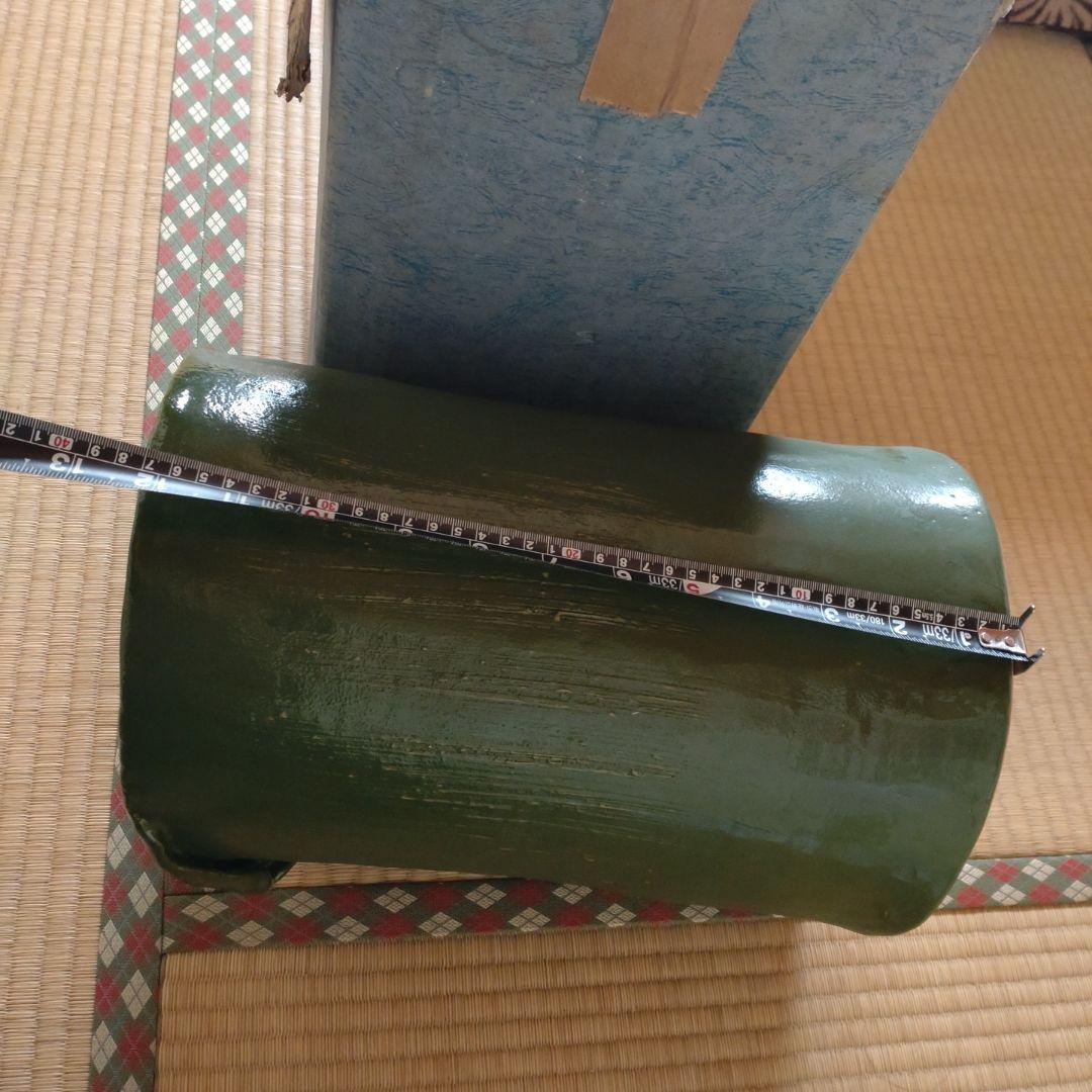 緑色の陶器製花器