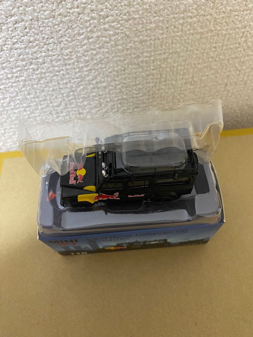 MINIGT 1/64 #110 ランドローバー ディフェンダ110 レッドブル
